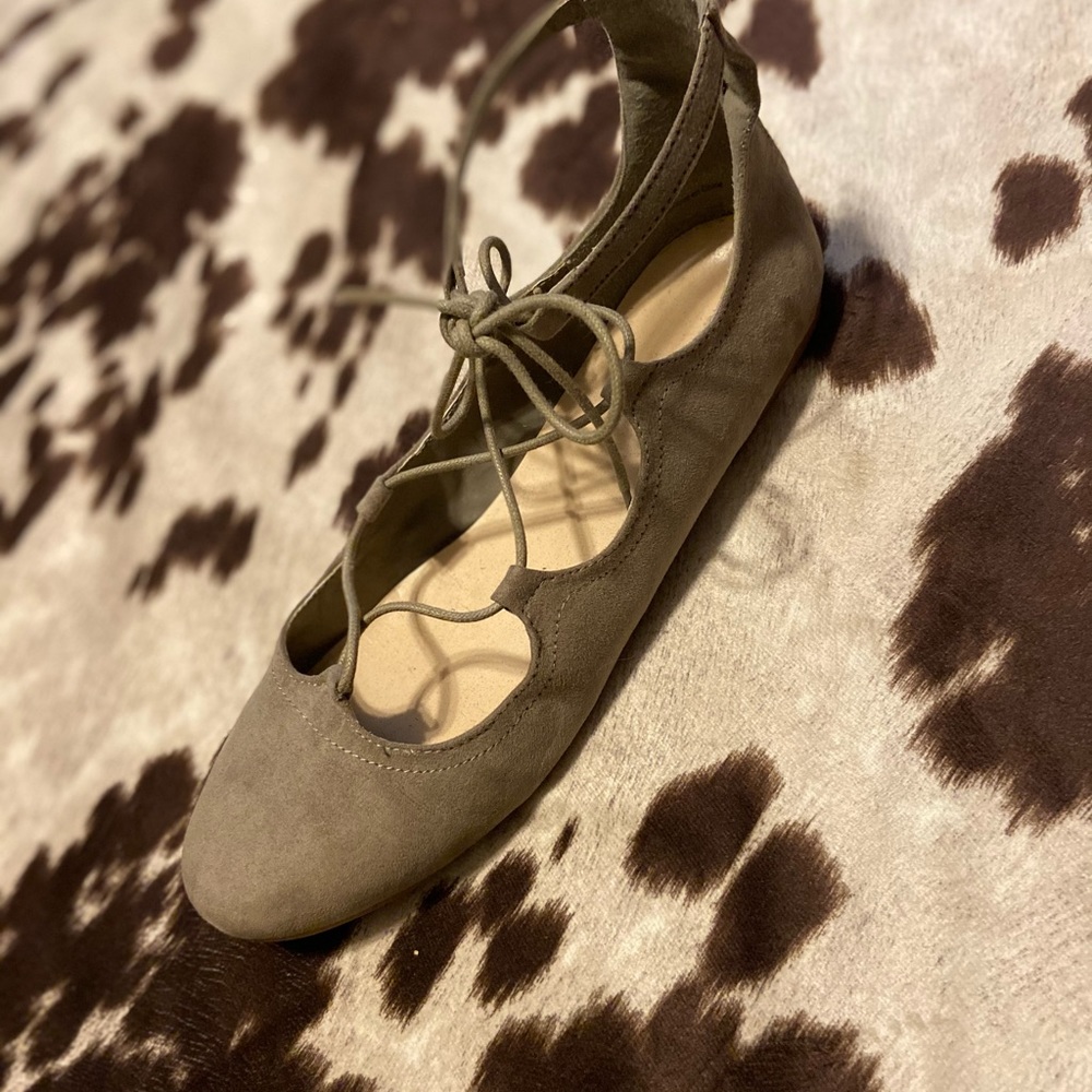 Grey front tie flats